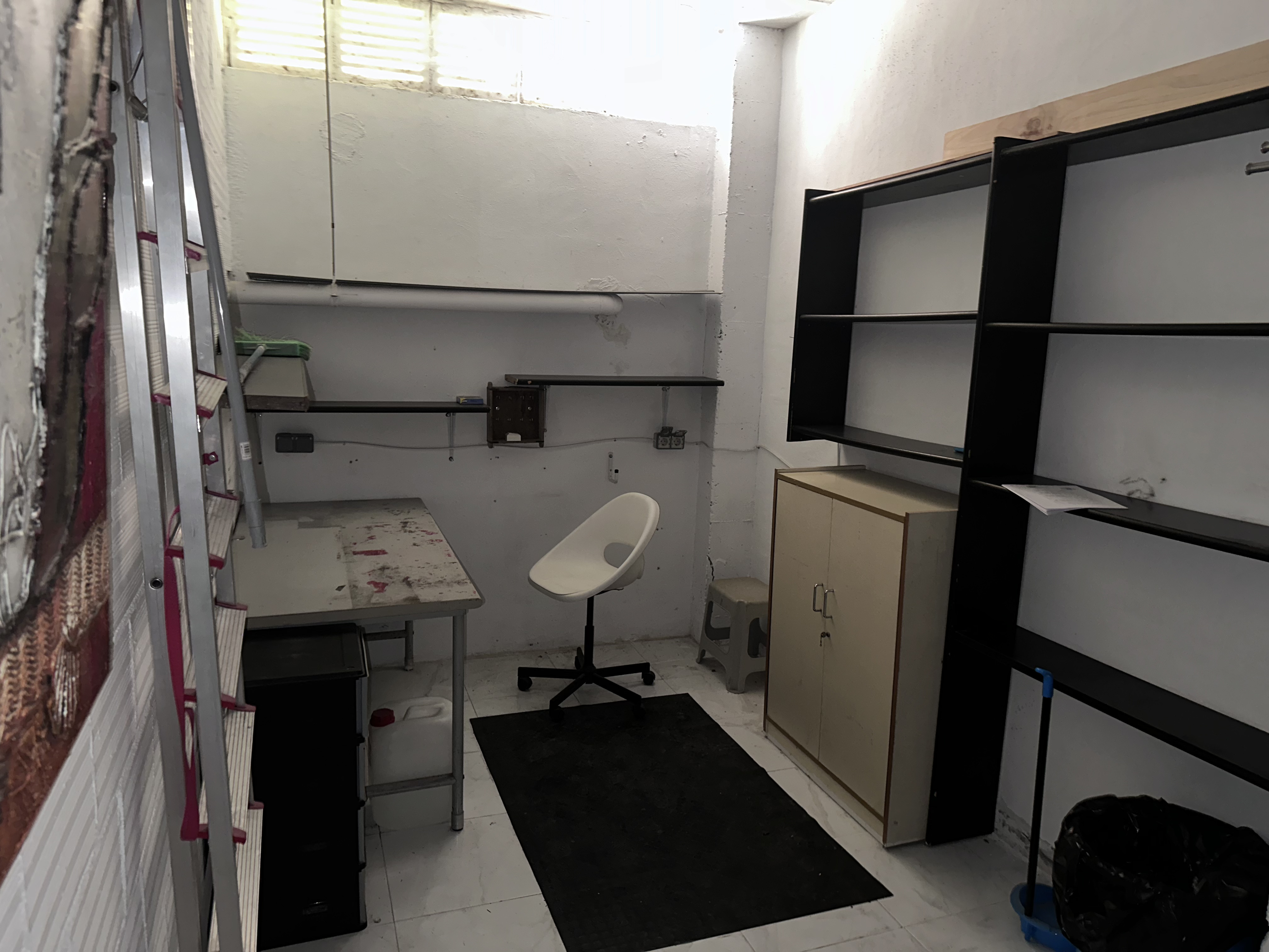 Exclusive Opportunity: Spacious Private Garage in Central Torrevieja - Image 1