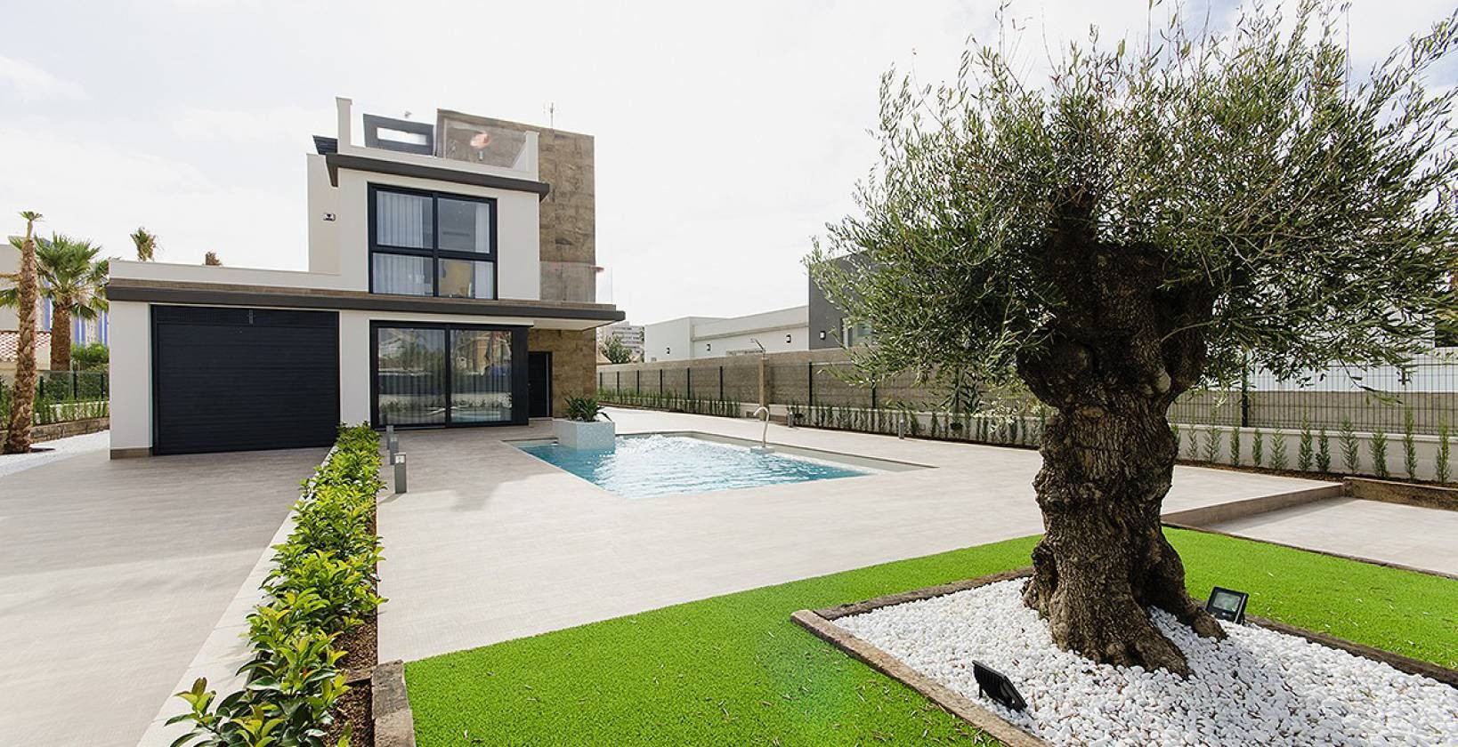 Located in the charming town of Orihuela, this exclusive collection of 19 properties offers an unpar - Image 1