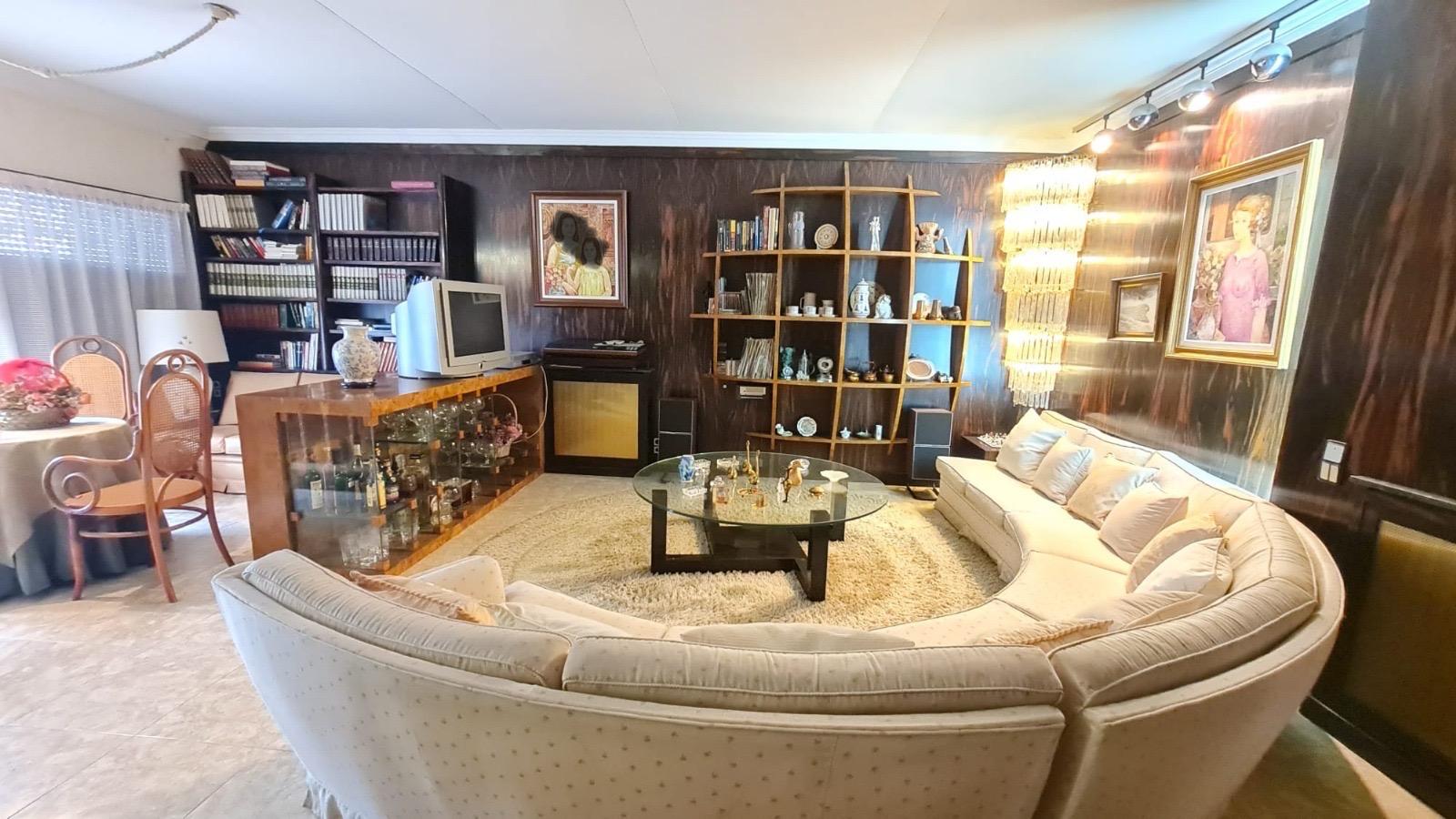 Entire Building for Sale in Elda, AlicanteThis versatile property in the heart of Elda offers multip - Image 1