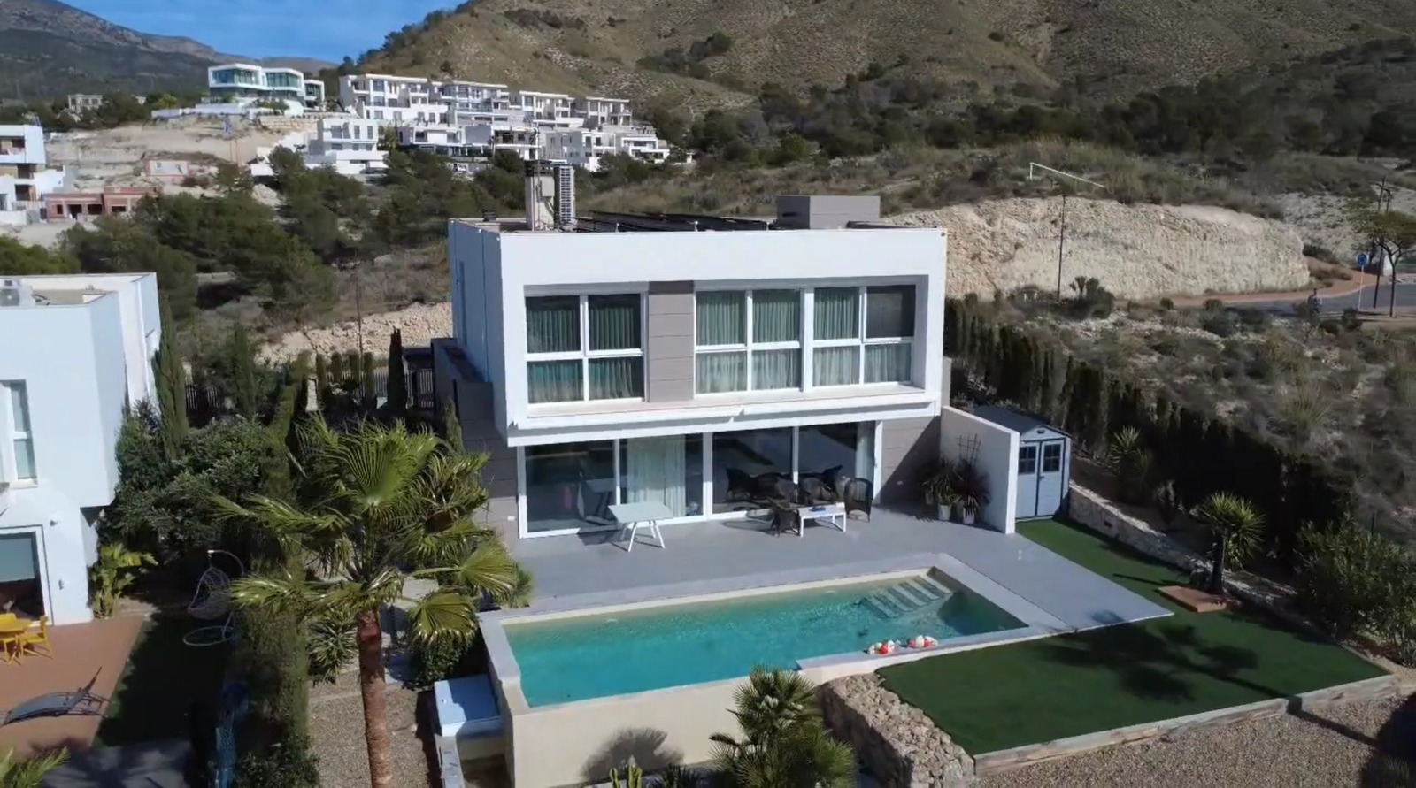 Let yourself be captivated by this spectacular contemporary villa located in Balcón de Finestrat, on - Image 1