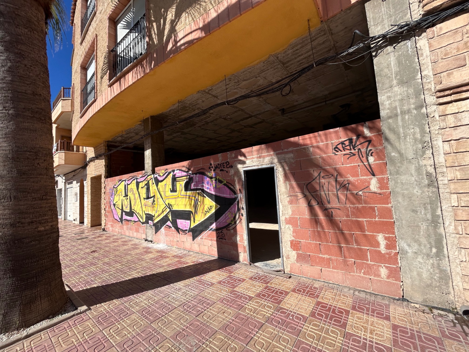 This large commercial unit in the heart of Jacarilla offers a fantastic opportunity for business inv - Image 1