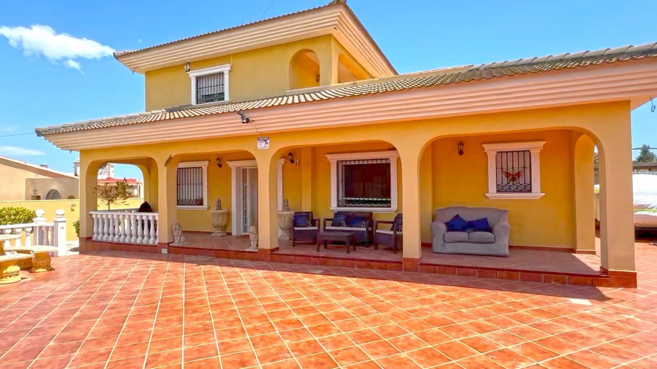 An impressive 6-bedroom, 6-bathroom detached villa set on a 1,040 m² plot in the exclusive area of L