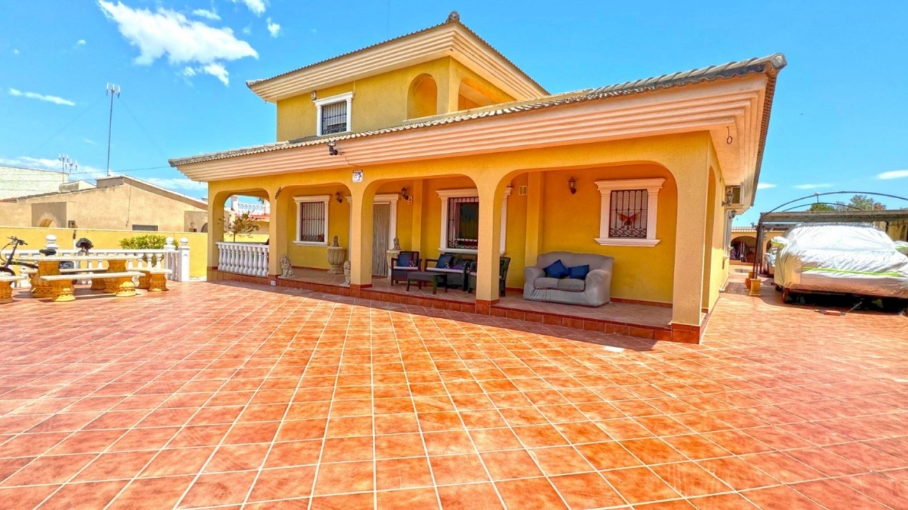 An impressive 6-bedroom, 6-bathroom detached villa set on a 1,040 m² plot in the exclusive area of L