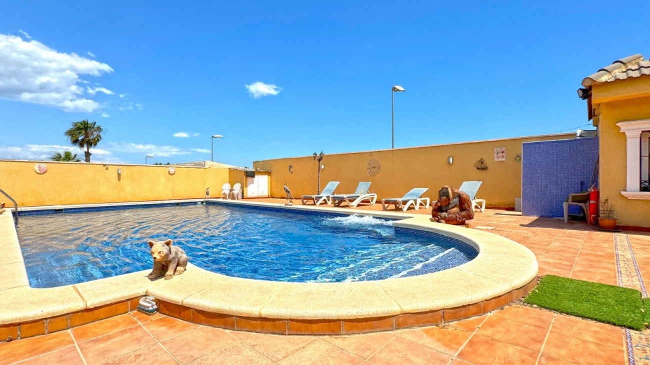 An impressive 6-bedroom, 6-bathroom detached villa set on a 1,040 m² plot in the exclusive area of L