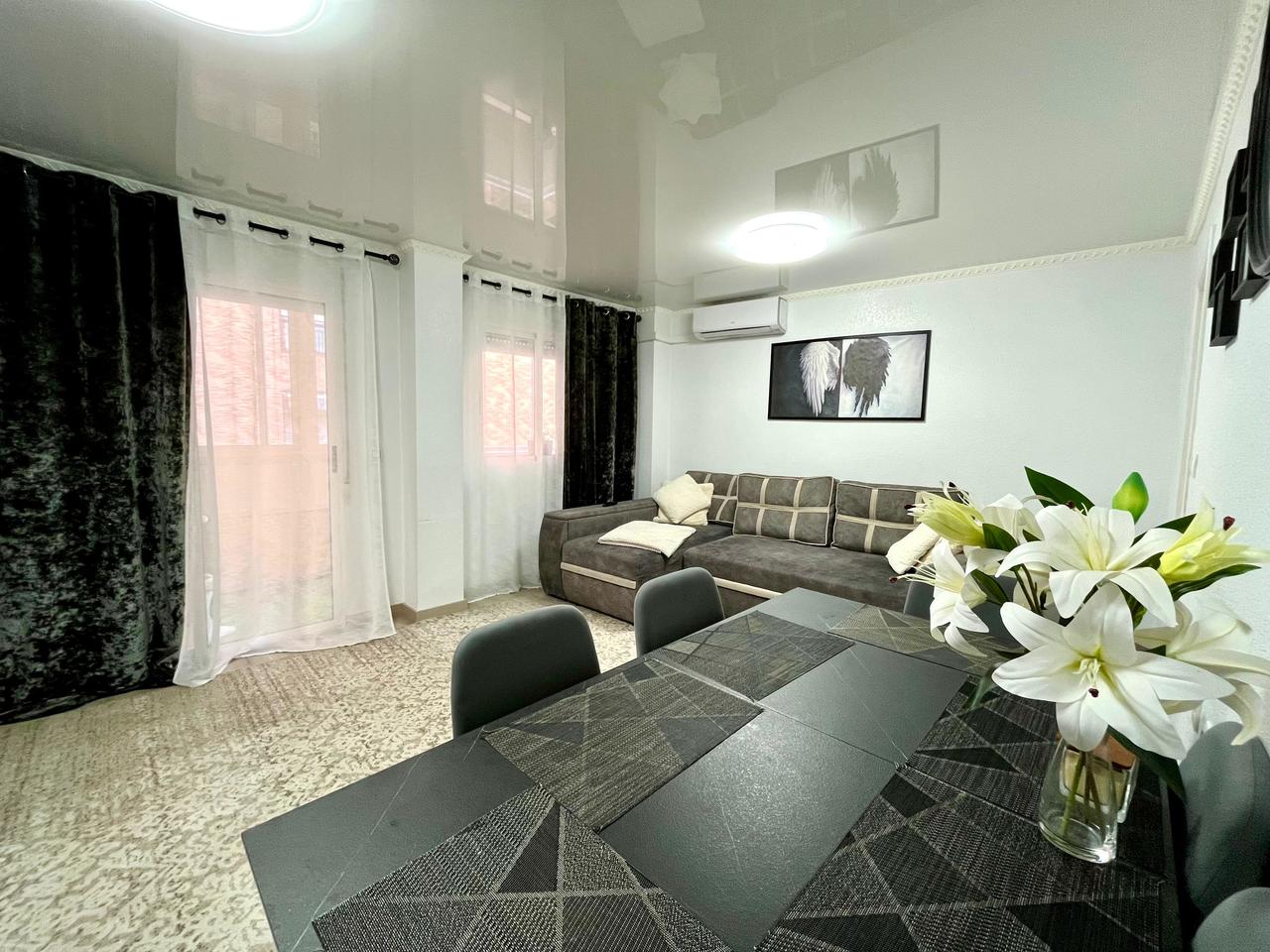 This nearly reformed apartment offers a bright and modern living space in the heart of Torrevieja, a - Image 1
