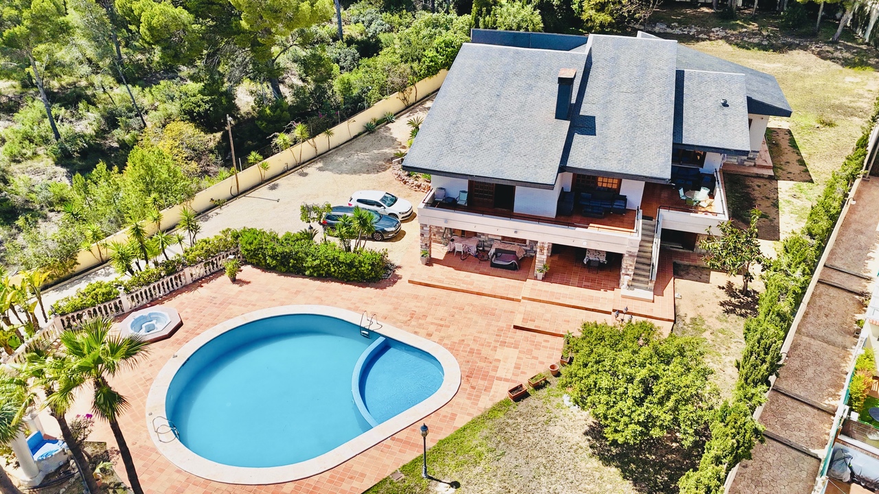 This beautifully designed villa is located in a quiet and private part of La Nucía, just a five-minu