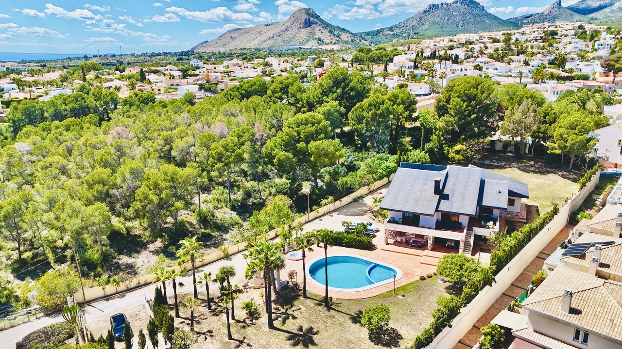 This beautifully designed villa is located in a quiet and private part of La Nucía, just a five-minu