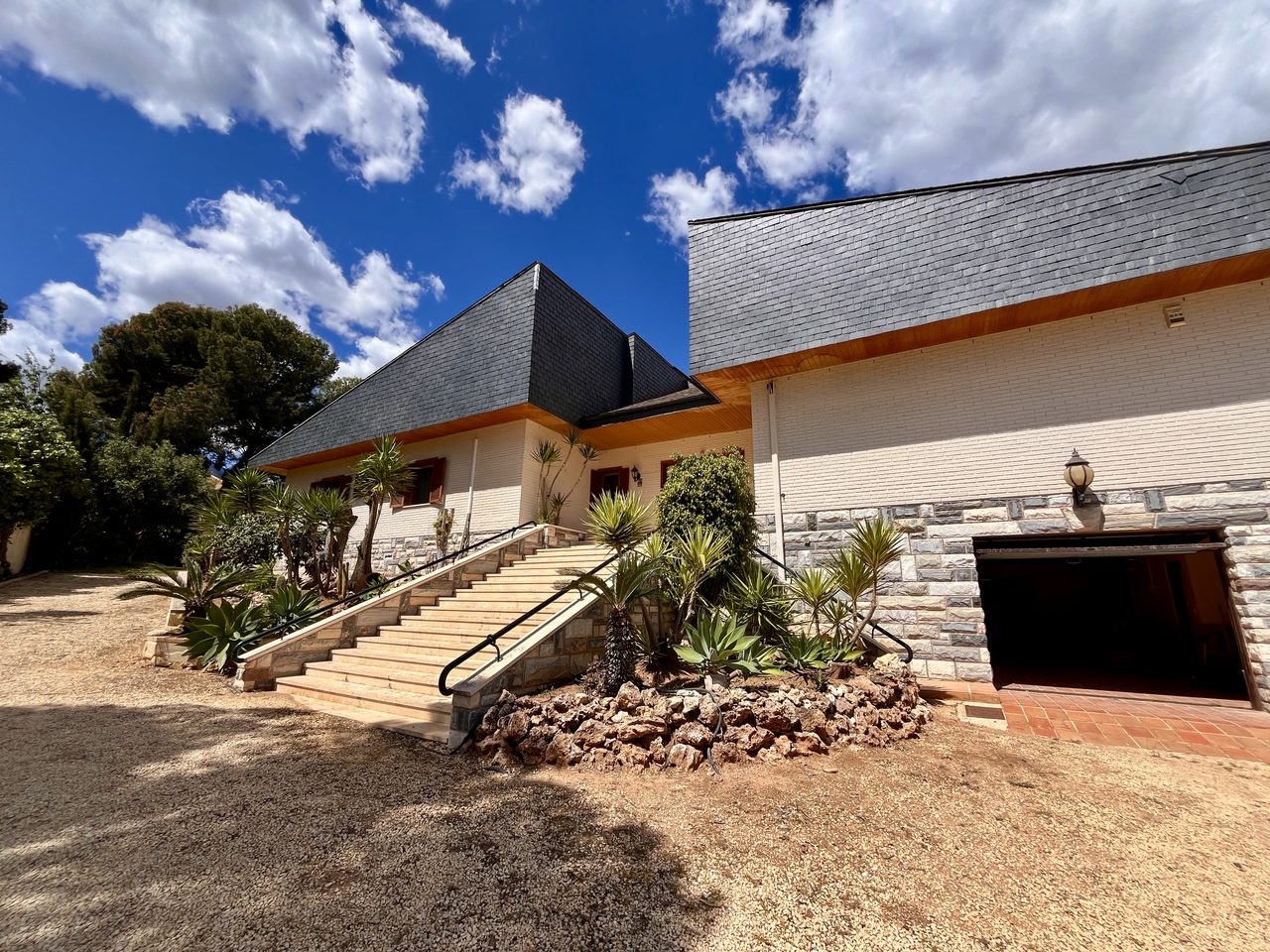 This beautifully designed villa is located in a quiet and private part of La Nucía, just a five-minu