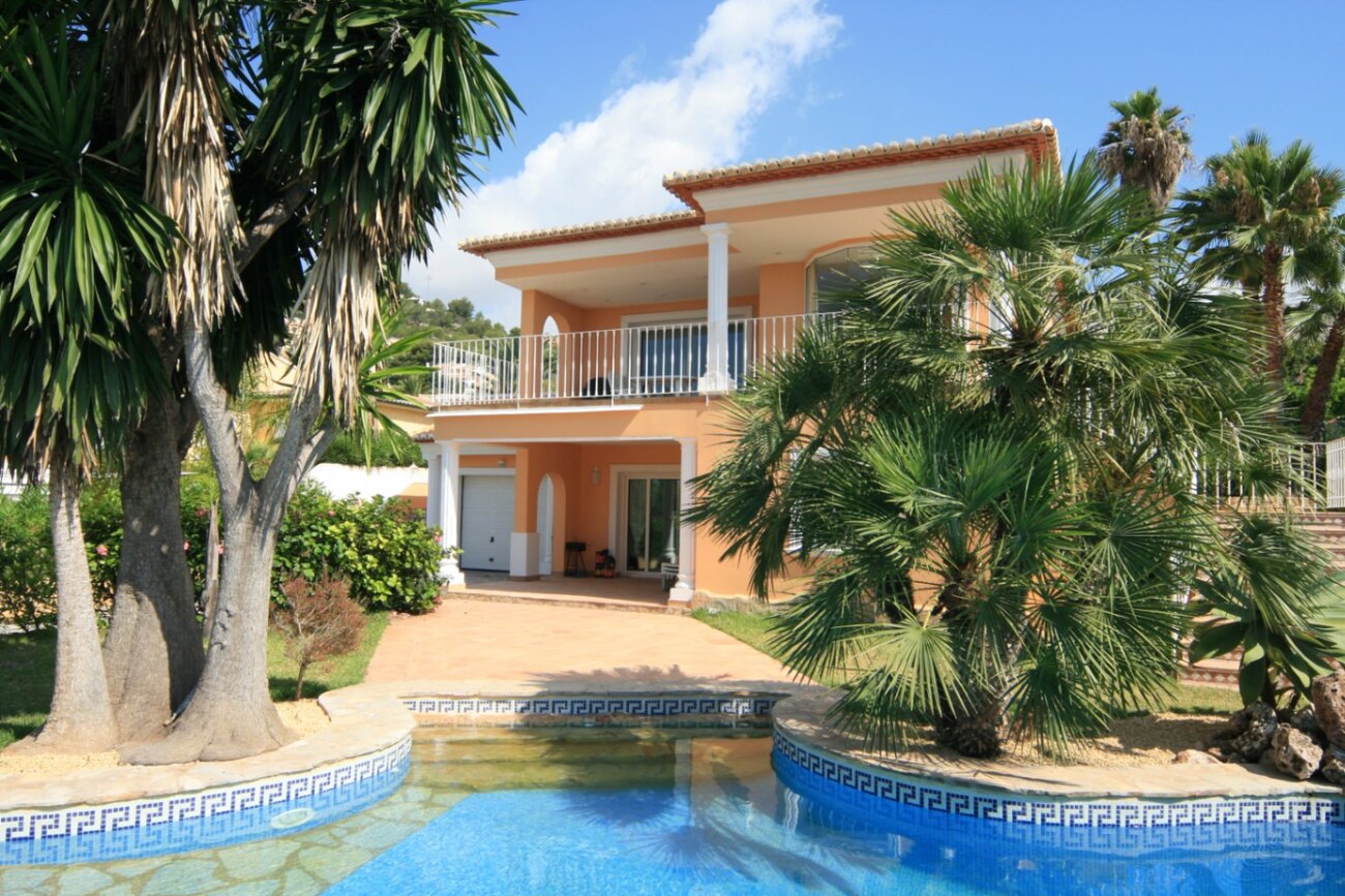 **Elegant 300m² Villa Constructed in 2001 – Two-Level Layout**This immaculately presented villa span - Image 1