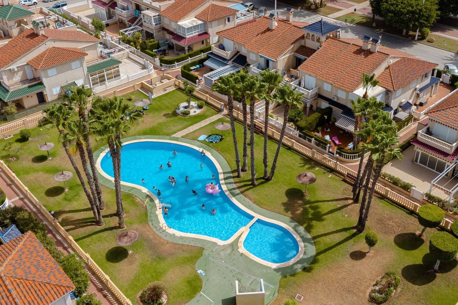 Discover this charming penthouse located in the prestigious La Zenia area of ​​Orihuela Costa - Image 1