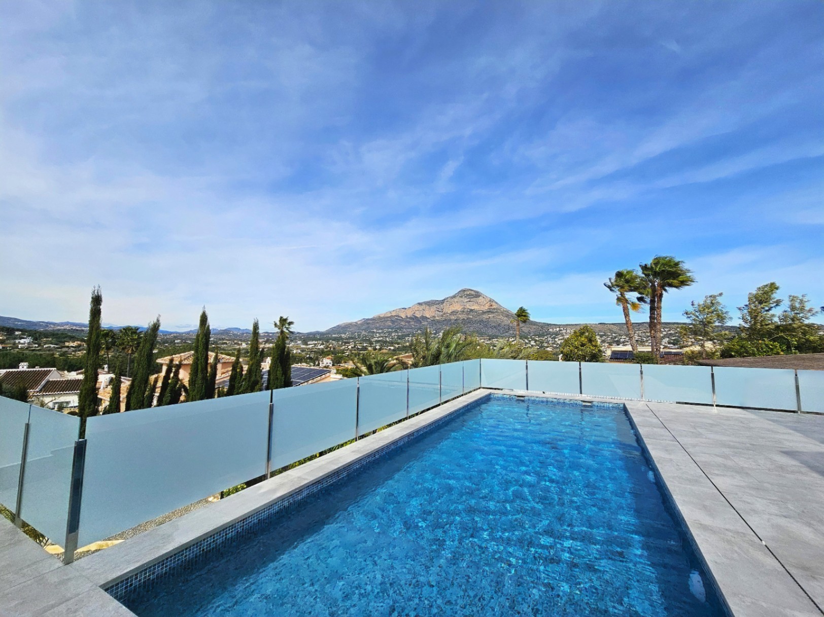 Discover this bright and modern villa in Jávea, a short drive from the beach and all amenities - Image 1