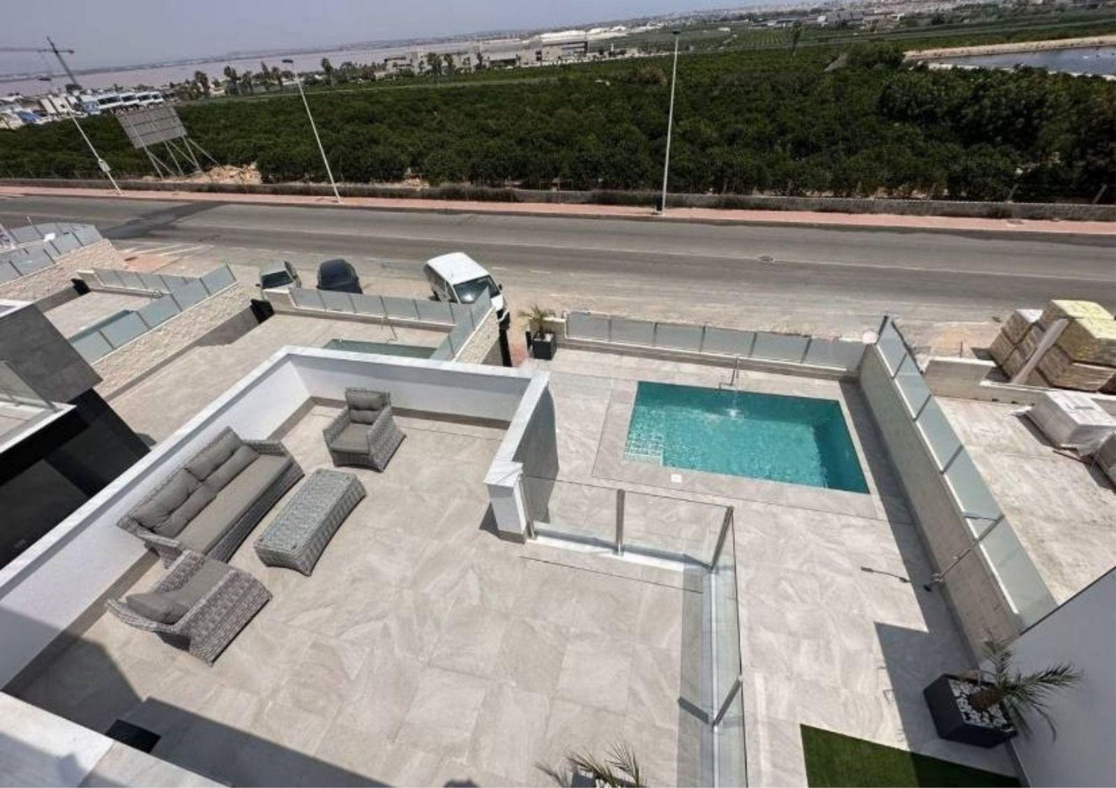 We present this wonderful three-storey luxury villa located in a privileged area of the Los Altos ur - Image 1