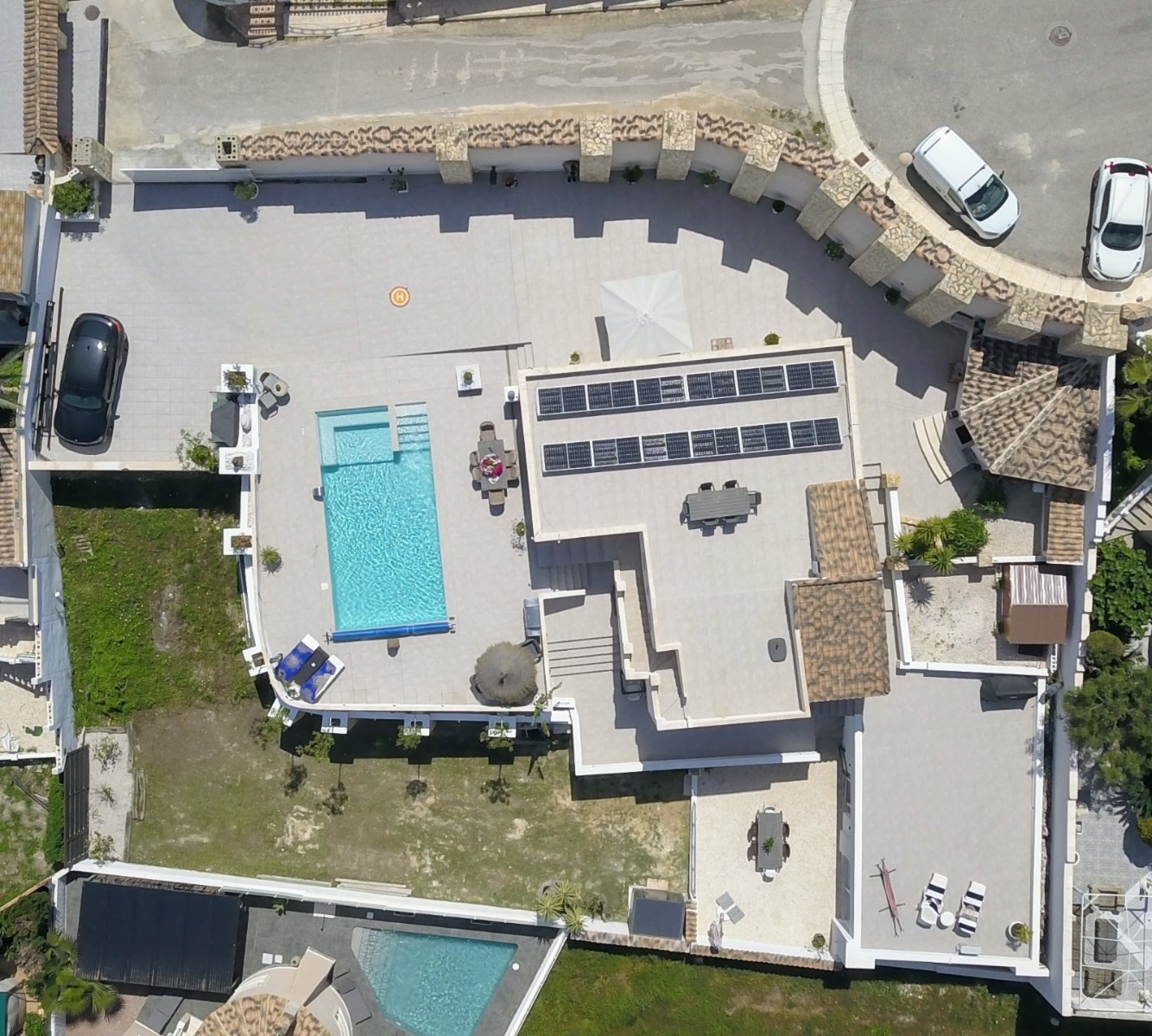 Luxury villa for a large familyProperty comprising 4 buildings, a main villa and 3 flats on 1,000 m2 - Image 1