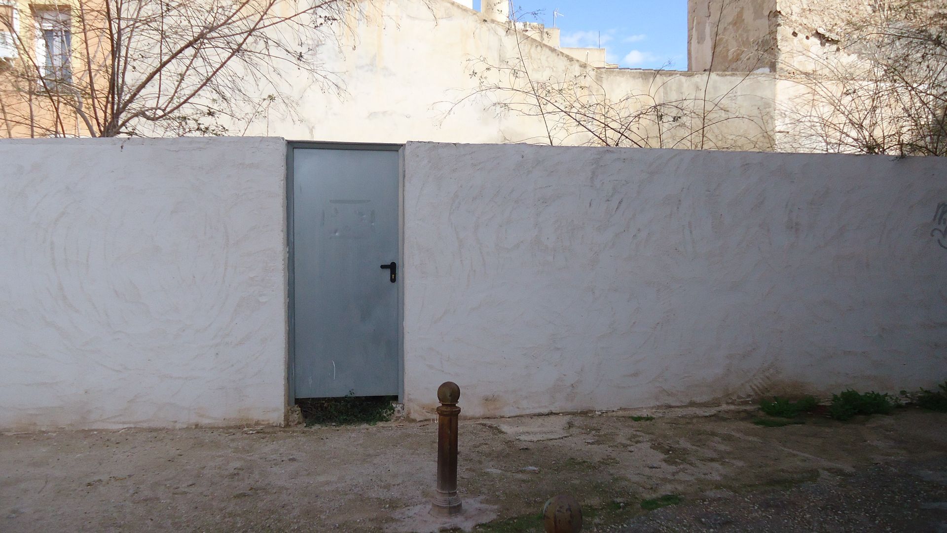 Located in the center of Monóvar, Alicante, this urban plot offers a great opportunity to build a ho - Image 1