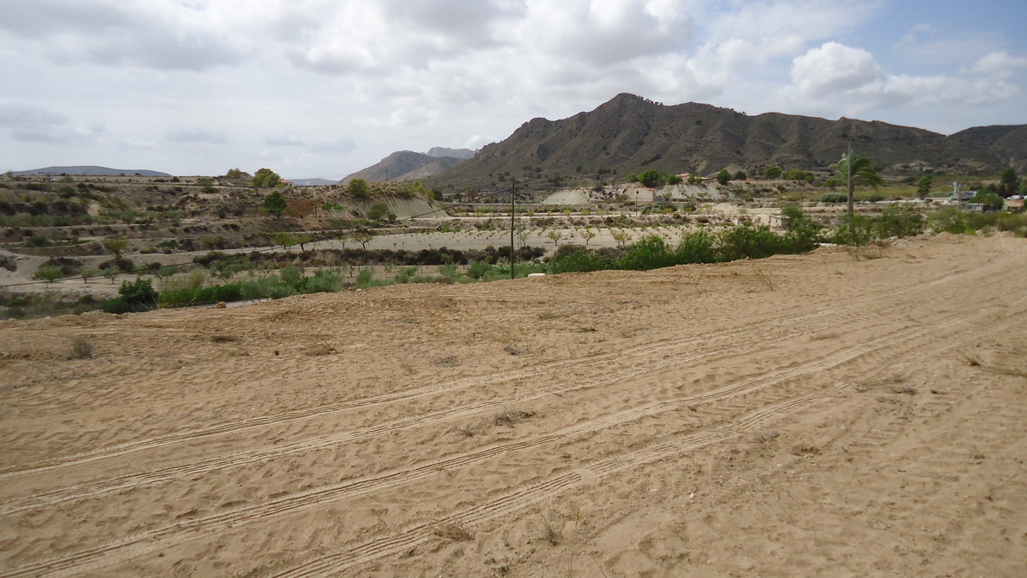 This 7,477 m² plot in Abanilla offers a peaceful setting with stunning views of the surrounding moun - Image 1