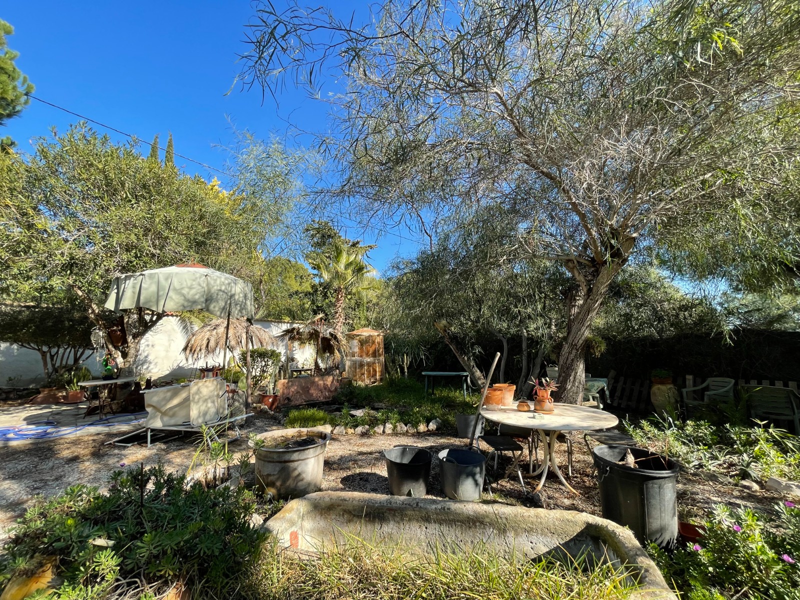 It is an independent house with 1250 m2 of land full of gardens, several mature trees, a stone barbe - Image 1