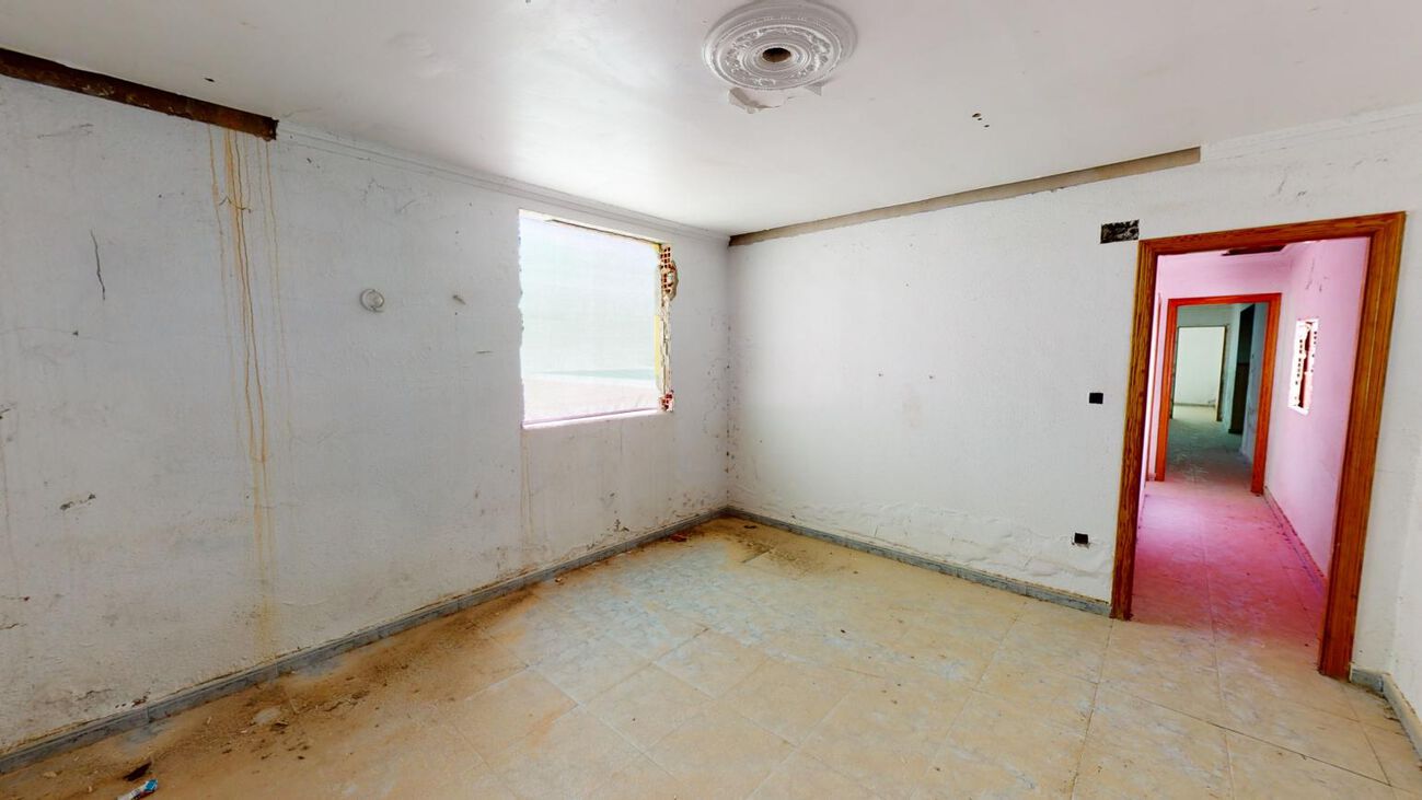 Fabulous, detached villa with an abundance of land and numerous outbuildings with various opportunit - Image 1