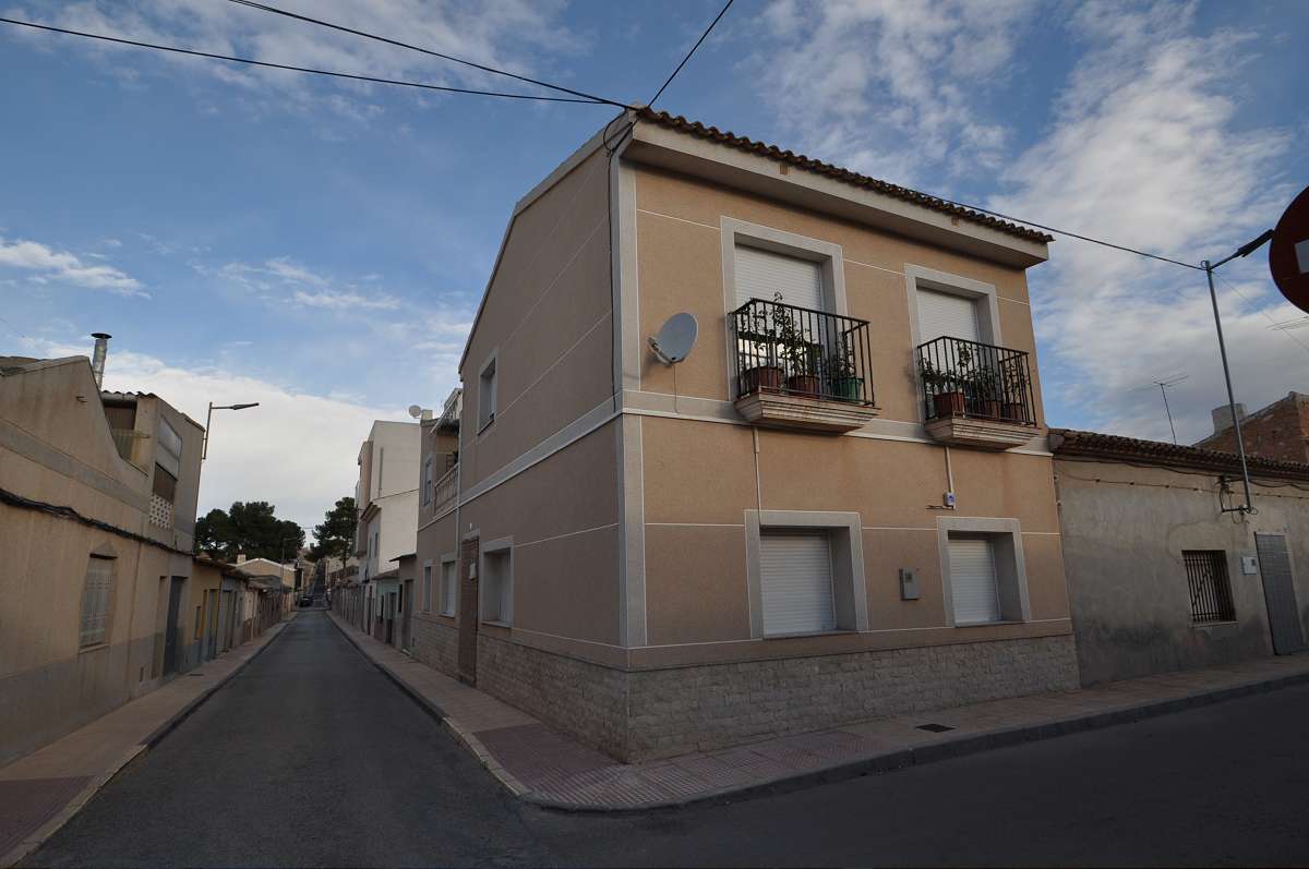 A very large and spacious town house in Pinoso close to all amenities including the medical centre,