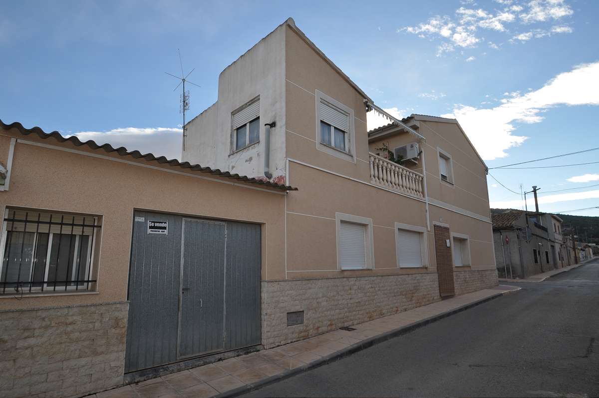 A very large and spacious town house in Pinoso close to all amenities including the medical centre,