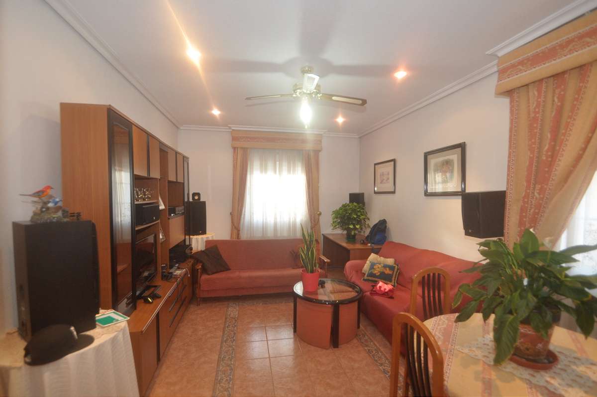 A very large and spacious town house in Pinoso close to all amenities including the medical centre,
