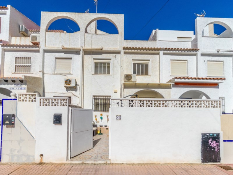 Great townhouse in popular Calas Blancas - close to the beach and the centre - Image 1