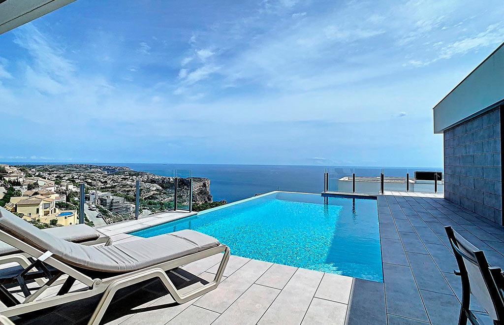 Modern villa with spectacular sea views located in the exclusive residential area of Cumbre del Sol, - Image 1
