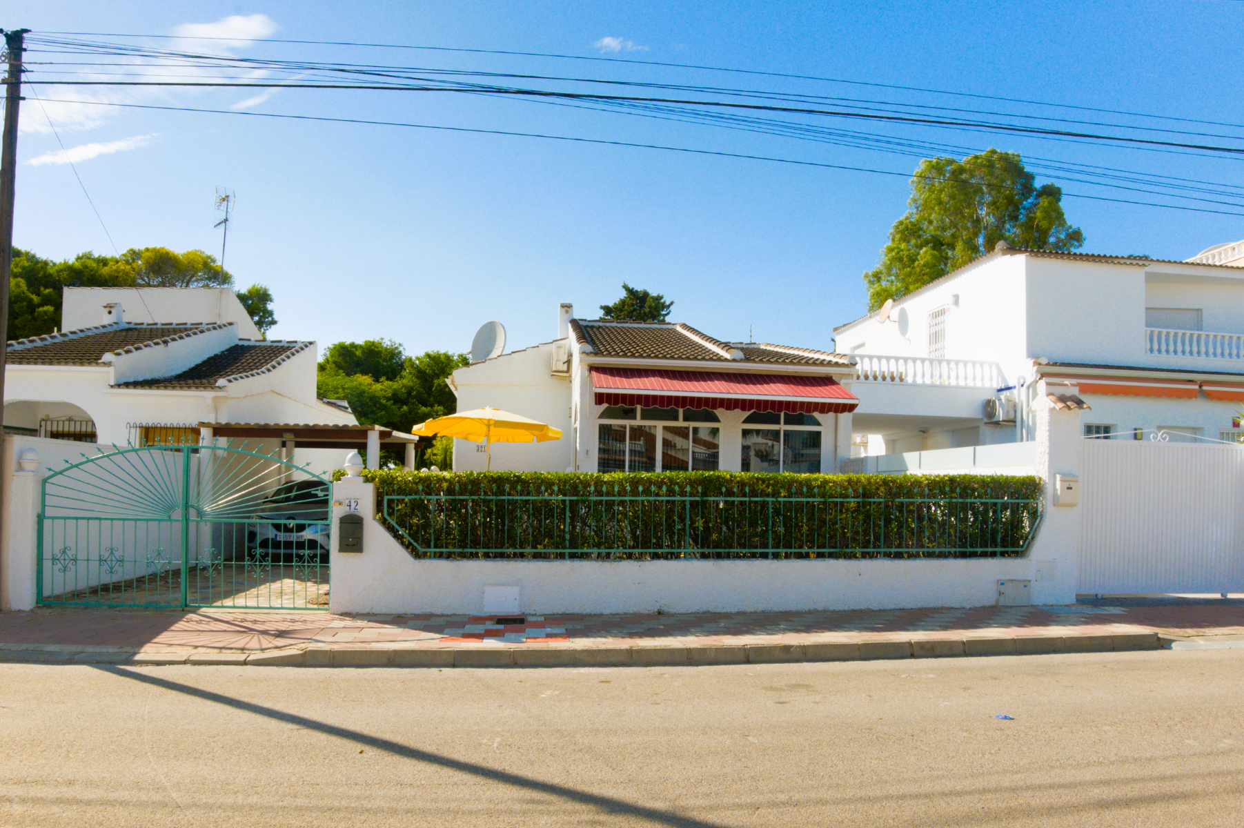 Discover this detached villa in the prestigious San Luis neighborhood, Torrevieja - Image 1