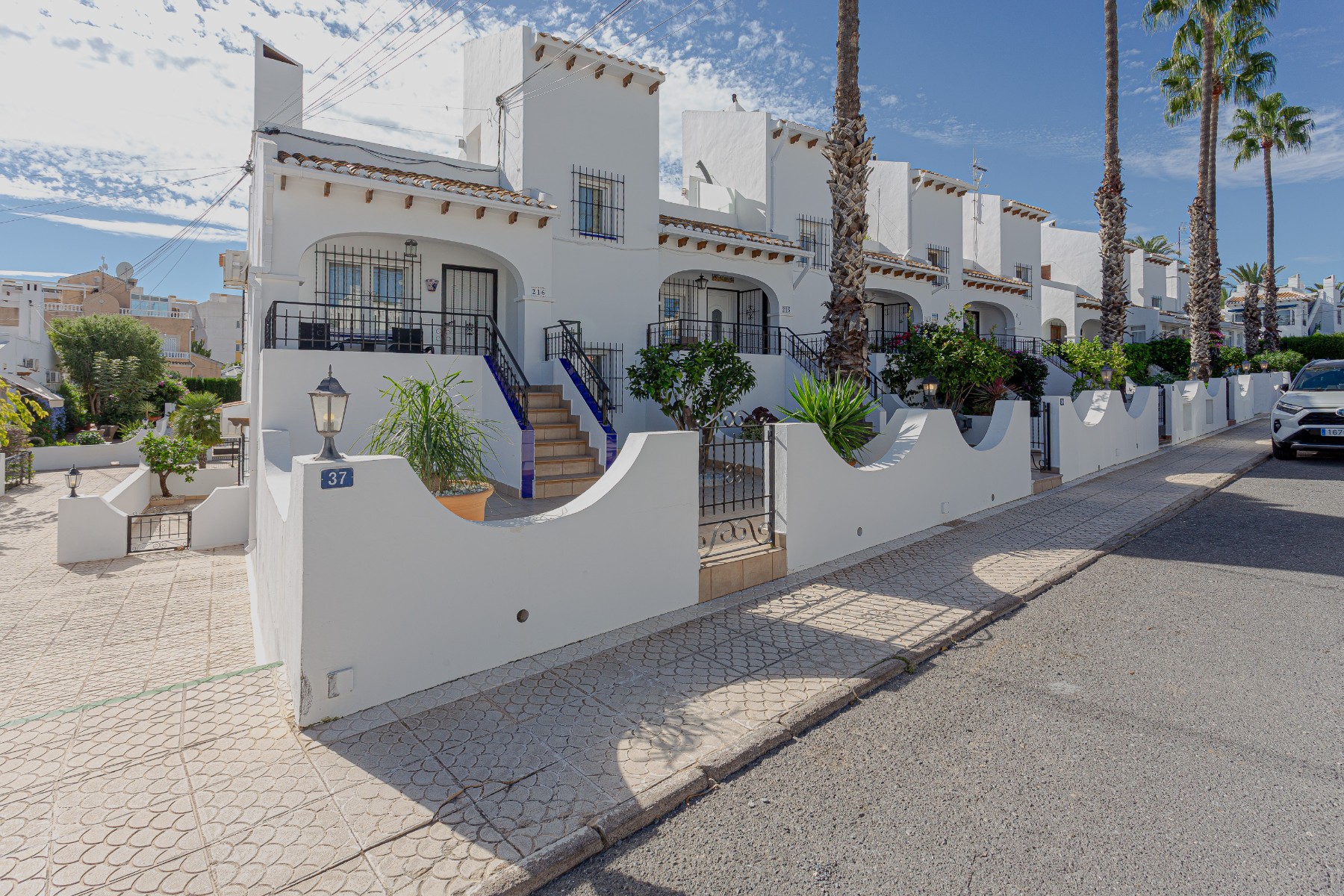 This charming townhouse is located in the well-known Verdemar urbanisation in Villamartín (Orihuela - Image 1
