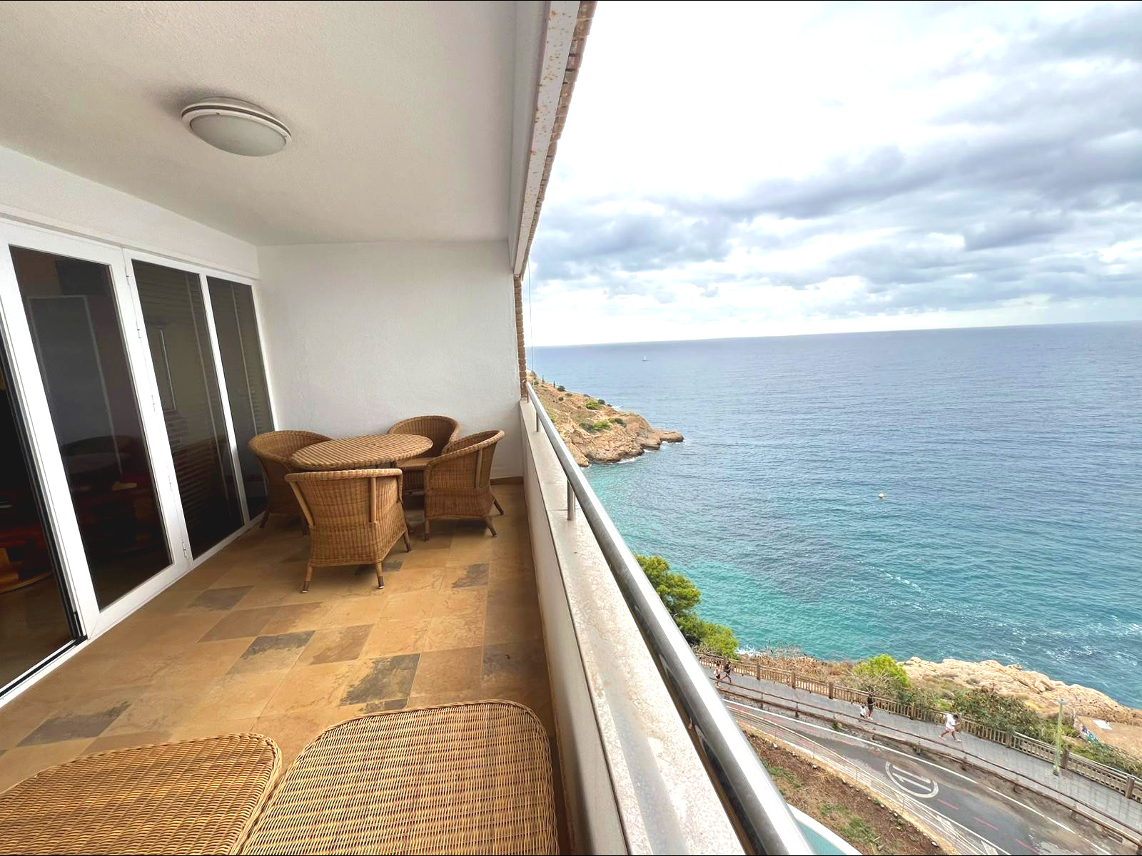 Spacious and Modern Renovated Apartment in the Heart of Rincón de Loix, Benidorm Discover this excep - Image 1